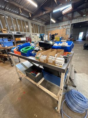 une image représentant une pièce remplie de nombreuses boîtes contenant des objets divers
