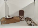 une boîte sur laquelle sont posés un saladier et deux gants de cuisine