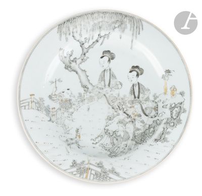 une assiette blanche sur laquelle est représentée une femme et un oiseau