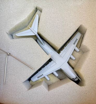 une photo d'une maquette d'avion posée sur une table
