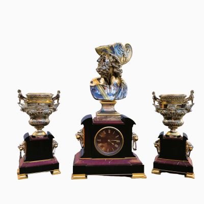 Garniture de cheminée d'après l'antique en bronze patiné or …