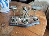 une horloge posée sur une table en bois