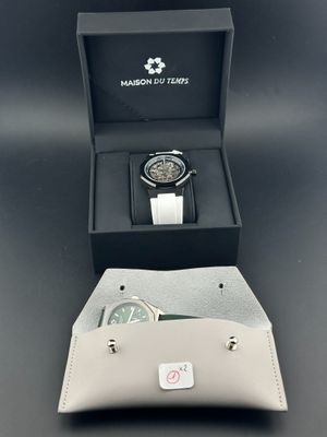 la montre se trouve dans la boîte, avec la montre à l'intérieur