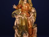 une statue en bois représentant la Vierge à l'Enfant entourée d'anges