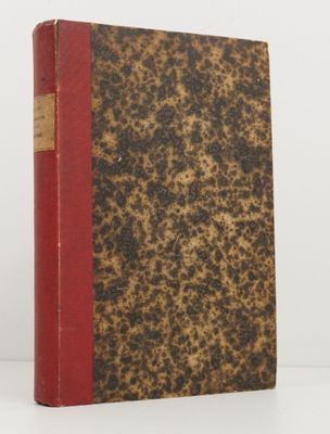 un vieux livre posé sur une table blanche