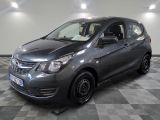 La nouvelle Chevrolet Spark est garée dans le showroom.