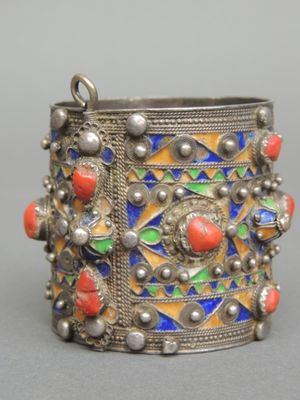 un gros plan d'un bracelet en argent orné de perles colorées