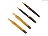 trois types de stylos différents sont alignés sur une surface blanche