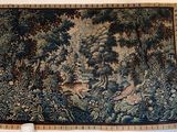 une tapisserie accrochée au mur d'une pièce