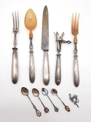 beaucoup de cuillères et de fourchettes en argent sur la table