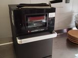 un micro-ondes posé sur le comptoir d'une cuisine