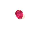 gros plan d'une pierre de rubis rouge sur une surface blanche