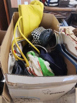 une boîte en carton remplie de vêtements et d'un sac à main