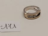 une bague en argent et une étiquette sur un fond blanc