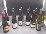 Plusieurs bouteilles de vin sont alignées sur un comptoir