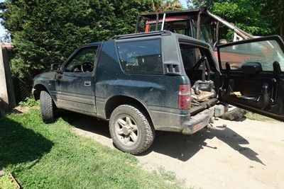 un camion garé sur le côté de la route