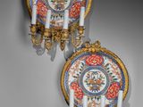 paire d'appliques murales en forme d'assiette ornée de fleurs et d'oiseaux