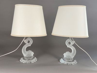 une paire de lampes en verre avec des abat-jours blancs et un abat-jour blanc