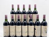 plusieurs bouteilles de vin sont alignées sur une surface blanche