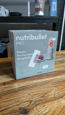 une boîte de Nutribullet Pro posée sur une table en bois