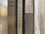 deux livres posés sur une table