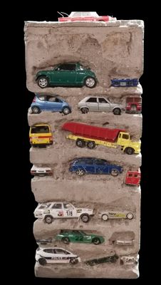 de nombreuses petites voitures exposées sur le mur
