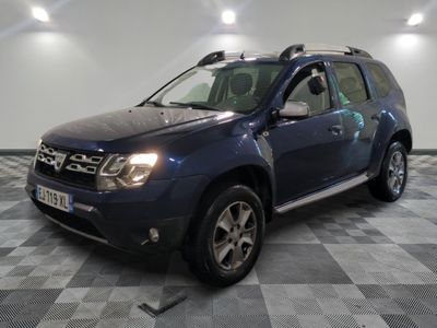 la photo d'une voiture bleue garée dans un garage