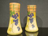 deux vases posés sur une table