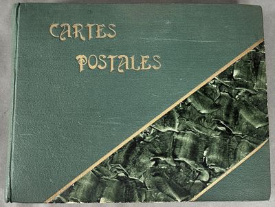 un livre vert avec des inscriptions dorées