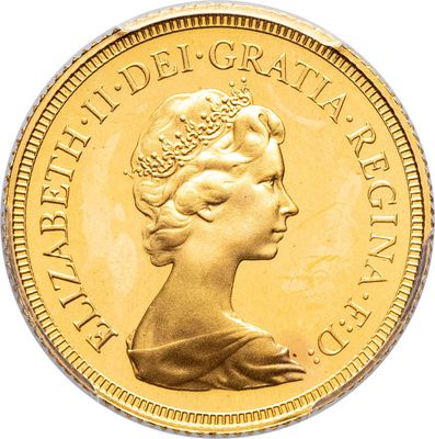 gros plan d'une pièce d'or sur fond blanc