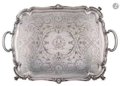 un plateau en argent richement décoré, muni de poignées, sur fond blanc
