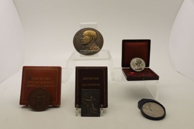 Plusieurs types de pièces sont exposés dans une vitrine.