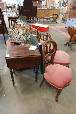 beaucoup de chaises et de tables dans une pièce avec beaucoup de meubles