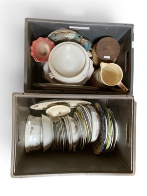 deux boîtes contenant quelques tasses et assiettes