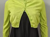 un gros plan sur un mannequin portant un cardigan vert