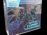 une boîte contenant des articles du jeu de cartes à collectionner Pokémon posée sur une table