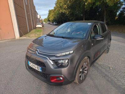 une voiture garée sur le côté de la route