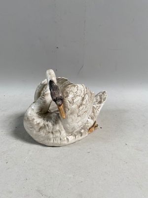 figurine en porcelaine représentant un canard tenant un poisson dans son bec
