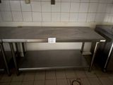 une table en métal sur laquelle est posé un panneau, dans une cuisine