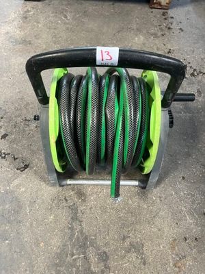 un tuyau posé sur un chariot dans le garage