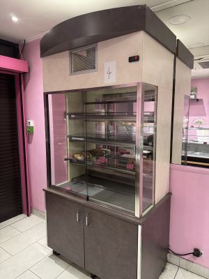 une vitrine au milieu d'une pièce aux murs roses