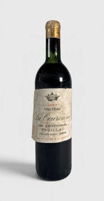 une bouteille de vin posée sur une table