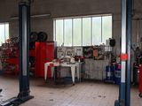 une image d'un garage avec de nombreux outils sur le sol