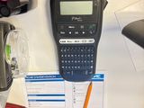 une calculatrice et un stylo posés sur un bureau