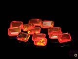 beaucoup de lumières rouges et jaunes dans l'obscurité