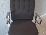 une chaise de bureau grise avec une assise grise