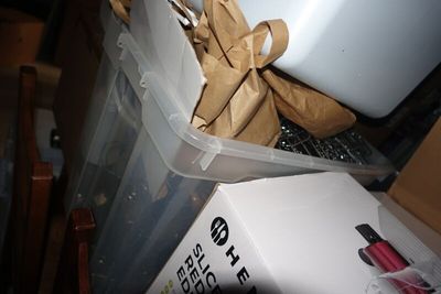 SUR DESIGNATION : Une caisse PVC contenant des panières inox à frites 