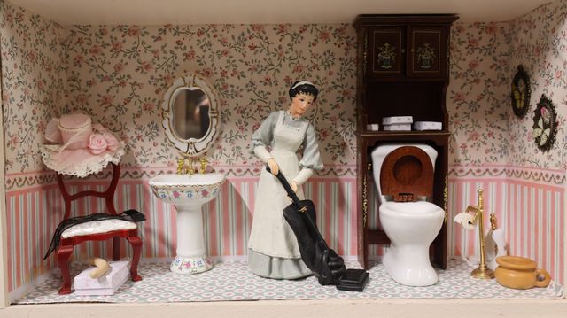 Diorama. Composition miniature, dans une vitrine en bois, vitre e...