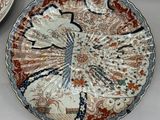 deux assiettes à motifs posées sur une table