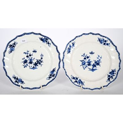 une paire d'assiettes bleues et blanches ornées de fleurs